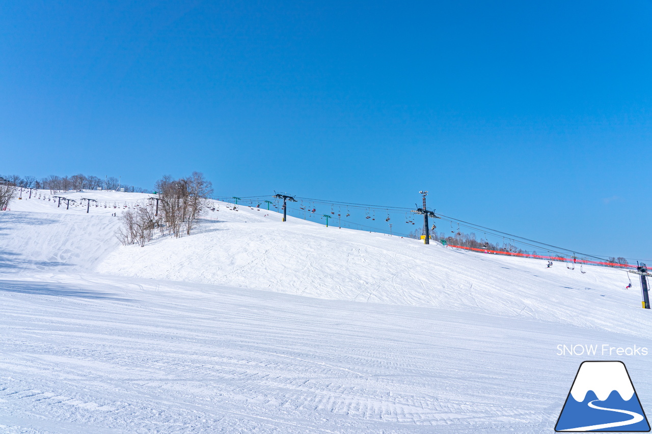 旭川サンタプレゼントパーク・マロースゲレンデ｜旭川市の街並みの向こうに北海道最高峰「旭岳」を望む大パノラマ。旭川市民御用達の絶景ゲレンデへ！